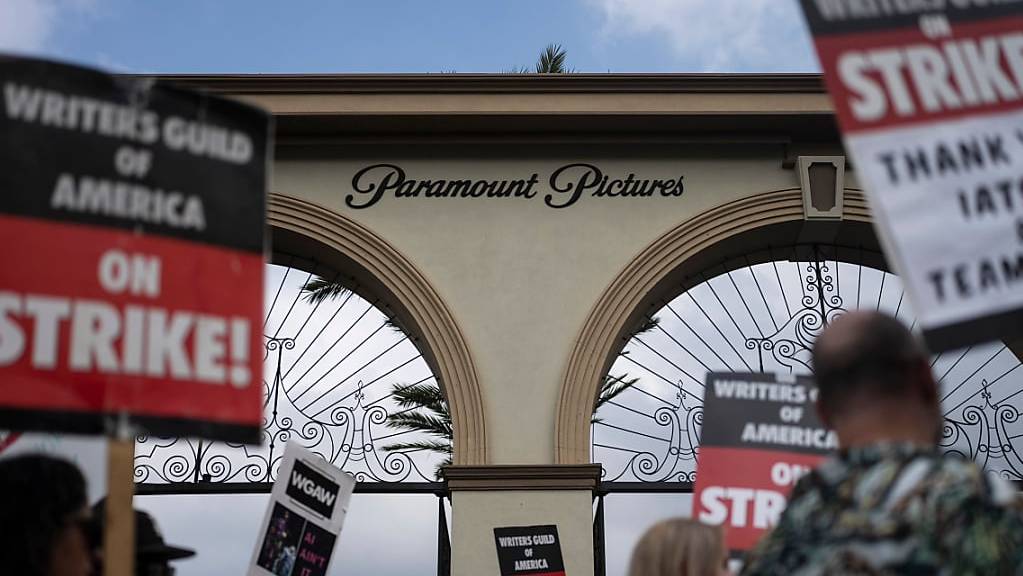 ARCHIV - Demonstranten halten Schilder während einer Kundgebung vor dem Paramount Pictures Studio. Foto: Jae C. Hong/AP/dpa