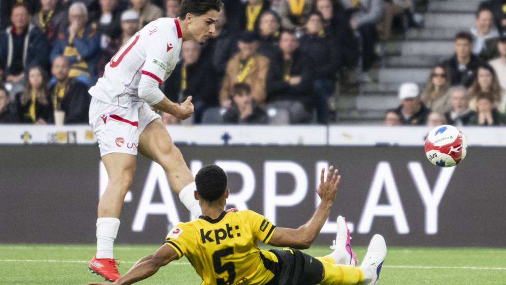 Nils Reichmuth erzielt das Tor zum 1:2 gegen den am Boden liegenden YB-Verteidiger Gregory Wüthrich