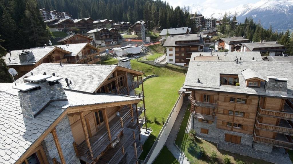In Verbier waren 2015 und 2016 Dutzende illegale Chalets gebaut worden. Sie waren von der Gemeinde Bagnes bewilligt worden, obwohl sie gegen die kantonale Bauordnung, die Lex Koller oder das Zweitwohnungsgesetz verstiessen. (Symbolbild)