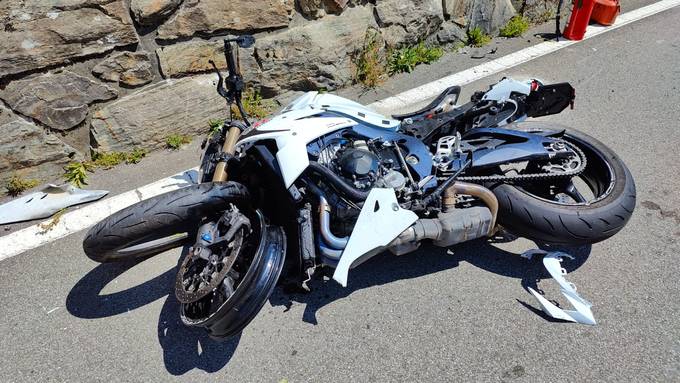 15 Meter über die Fahrbahn geschleudert: Motorradlenker nach Unfall schwer verletzt