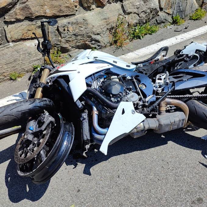 15 Meter über die Fahrbahn geschleudert: Motorradlenker nach Unfall schwer verletzt