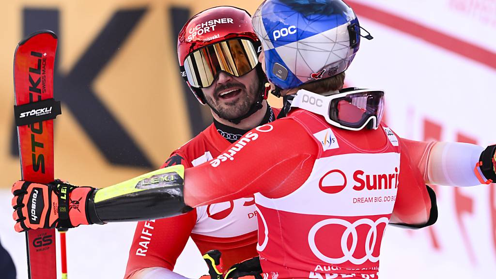 Fast schon entschuldigend: Sieger Marco Odermatt (vorne) nimmt die Gratulation von Loïc Meillard entgegen