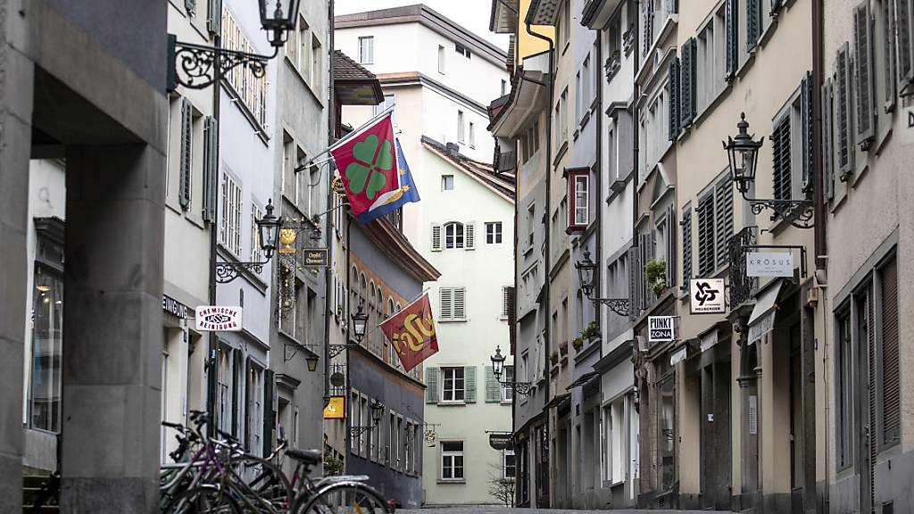 Geschlossene Läden und Geschäfte: Das Coronavirus sorgt für leere Gassen - und damit auch für eine Vollbremsung der Schweizer Wirtschaft. (Themenbild)