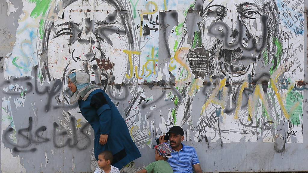 Eine Familie, die nach den schweren israelischen Luftangriffen aus dem südlichen Vorort von Beirut geflohen ist, sucht Zuflucht auf dem Märtyrerplatz in Beirut. Foto: Marwan Naamani/dpa