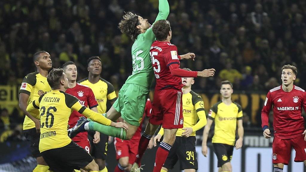 Schweizer Keeper Marwin Hitz (in grün) gab ausgerechnet im Spitzenspiel gegen Bayern München sein Bundesliga-Debüt für Borussia Dortmund