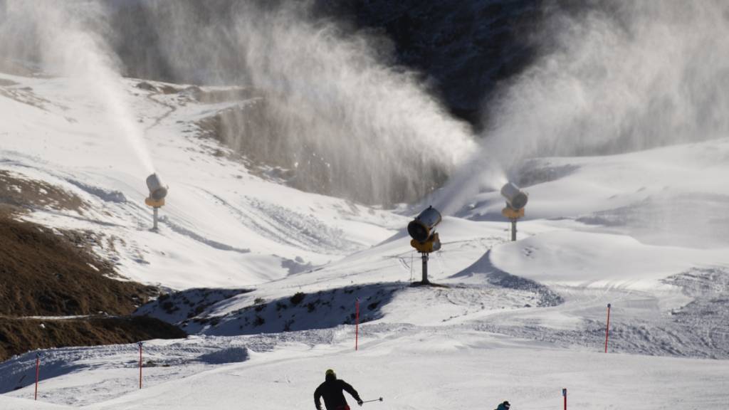 Die Beschneiung von Skipisten muss laut Philipp Holenstein, Vizepräsident des Branchenverbands Bergbahnen Graubünden, auch bei einer Strommangellage möglich bleiben. Der Wintersport sei ein entscheidender Faktor für die gesamte Destination und Region. (Archivbild)
