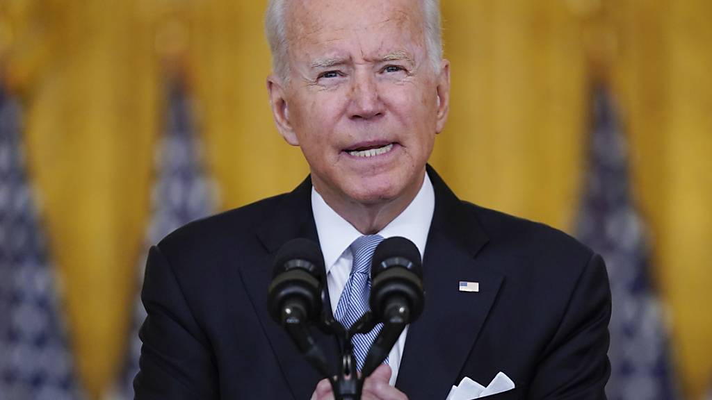 US-Präsident Joe Biden spricht im Weißen Haus über die Situation in Afghanistan. Trotz der faktischen Machtübernahme der Taliban in Afghanistan hat Biden seinen Entschluss zum Abzug der US-Truppen aus dem Land verteidigt. «Ich stehe voll und ganz hinter meiner Entscheidung», sagte Biden am Montag. Foto: Evan Vucci/AP/dpa