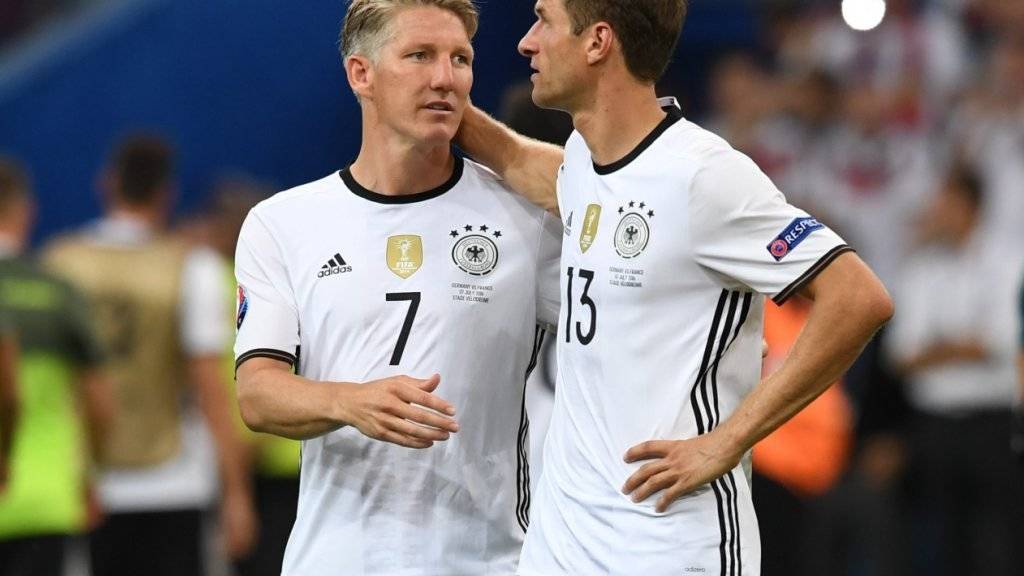 Bastian Schweinsteiger (links) und Thomas Müller lassen den Kopf nicht hängen