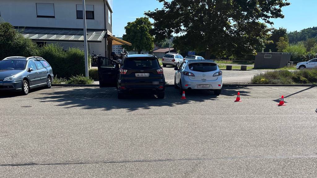 Auto fährt rückwärts vom Parkplatz und knallt in Rollstuhlfahrerin (84)