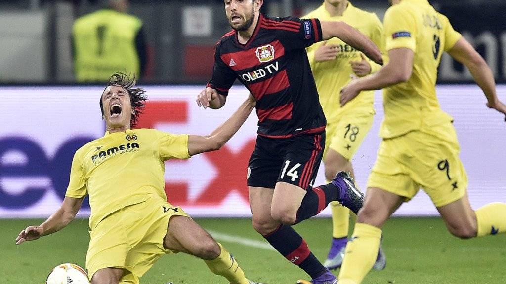 Leverkusens Admir Mehmedi allein gegen drei Spanier von Villarreal