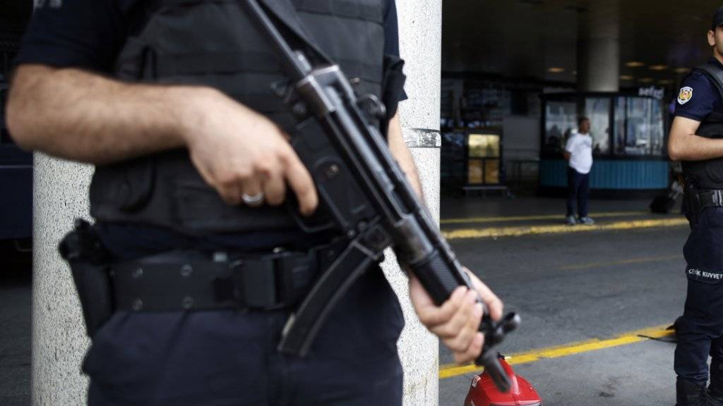 Polizisten bewachen den Atatürk-Flughafen von Istanbul, nachdem Terroristen dort ein Massaker anrichteten. (Archivbild)
