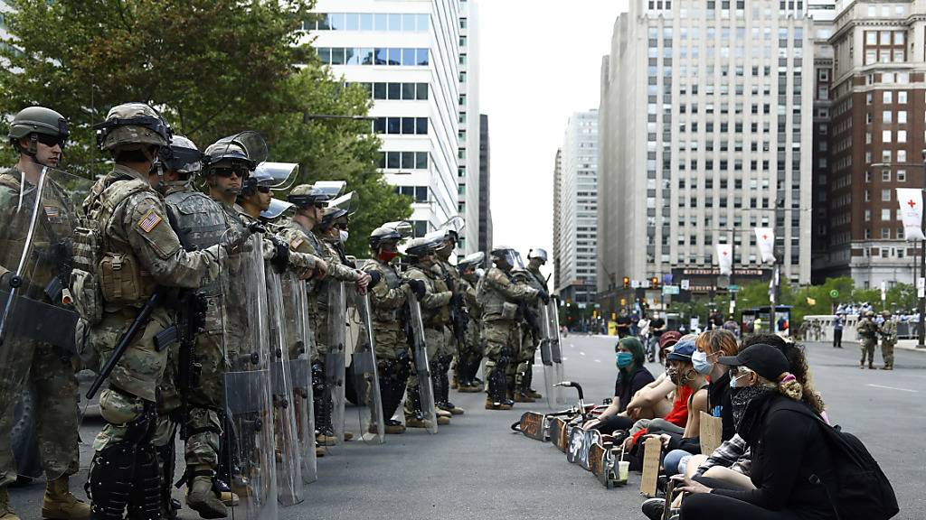 In den USA haben am Montag - wie etwa in Philadelphia - erneut zahlreiche Menschen gegen Rassendiskriminierung sowie Polizeiwillkür demonstriert.