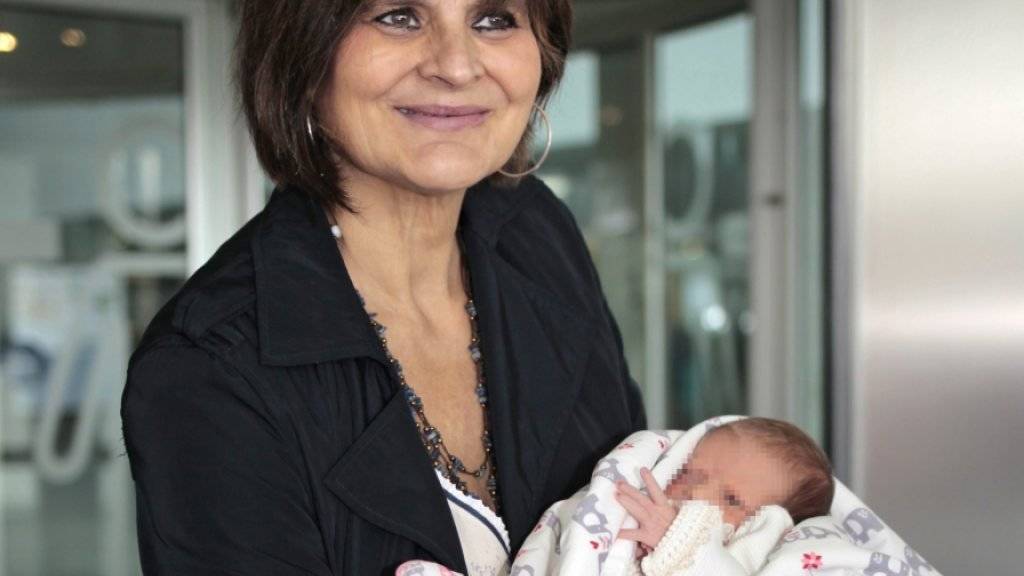 Die 62-jährige Lina Alvarez präsentiert vor dem Spital ihre neugeborene Tochter.