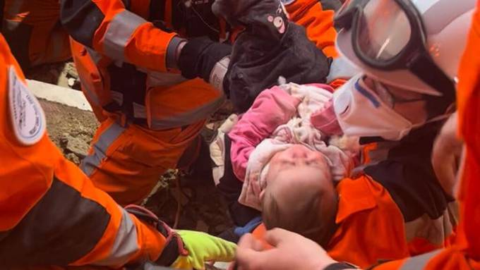 «Absolutes Wunder»: Schweizer bergen Baby nach 100 Stunden