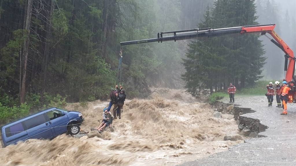 VW-Bus in Graubünden von Bach erfasst