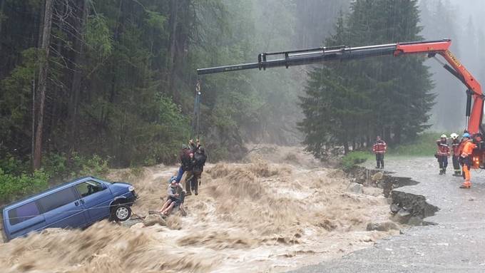 VW-Bus in Graubünden von Bach erfasst