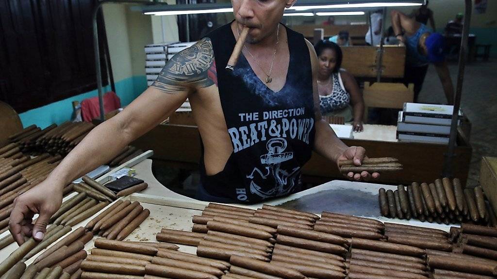 Der für seine Zigarren bekannte Inselstaat Kuba erwartet weniger Touristen aufgrund der US-Sanktionen: ein Arbeiter in einer Zigarrenfabrik (Archivbild).