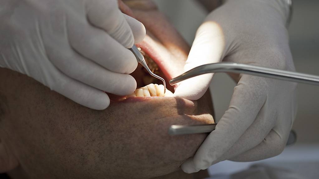 Wegen grober Hygienemängel hat das kantonale Gesundheitsdepartement eine Zahnarztpraxis in Birr AG schliessen lassen. (Symbolbild)