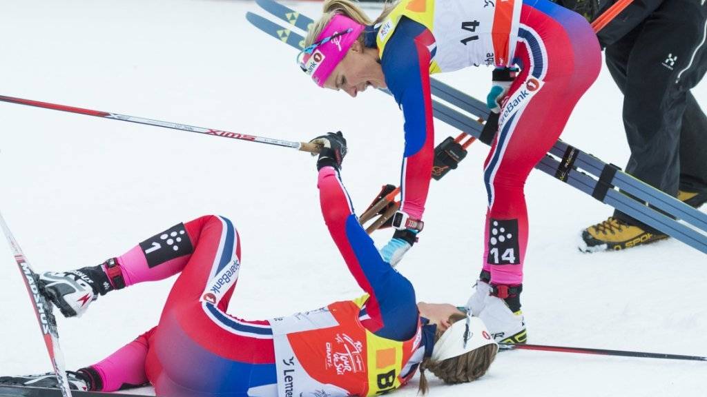 Leaderwechsel: Therese Johaug (re.) muss ihrer Landsfrau Ingvild Flugstad Östberg zum Sieg in der 3. Etappe der Tour de Ski gratulieren