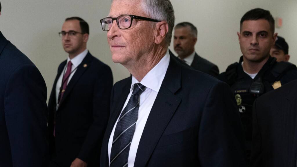 Bill Gates (M) trifft zu einem Gespräch unter Ausschluss der Öffentlichkeit mit dem House Oversight Committee ein, das gegen den verurteilten Sexualstraftäter Epstein ermittelt. Foto: Jose Luis Magana/FR159526 AP/AP/dpa