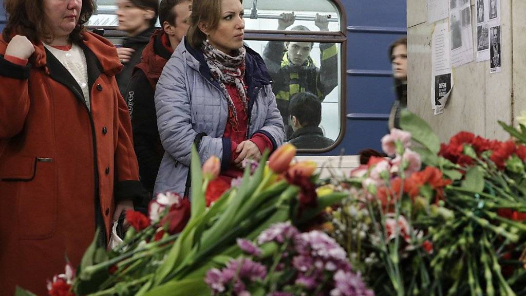 Frauen gedenken der Opfer des Terroranschlags in St. Petersburg. Der Drahtzieher der Anschläge hat seine Schuld nun eingestanden. (Archiv)