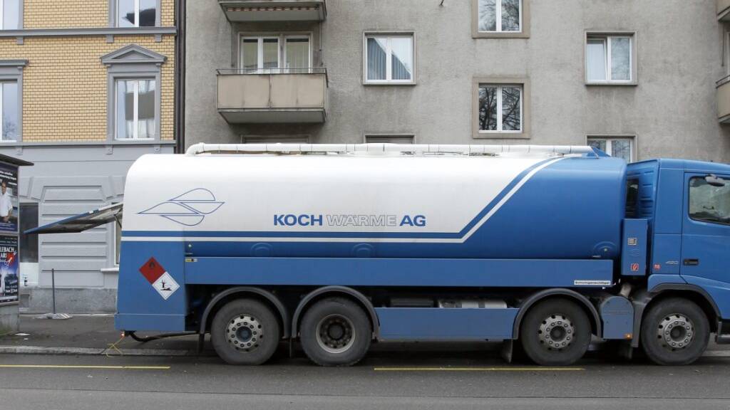 Wird künftig immer seltener im Kanton Zürich zu sehen sein: ein Tankfahrzeug mit Heizöl. (Archivbild)