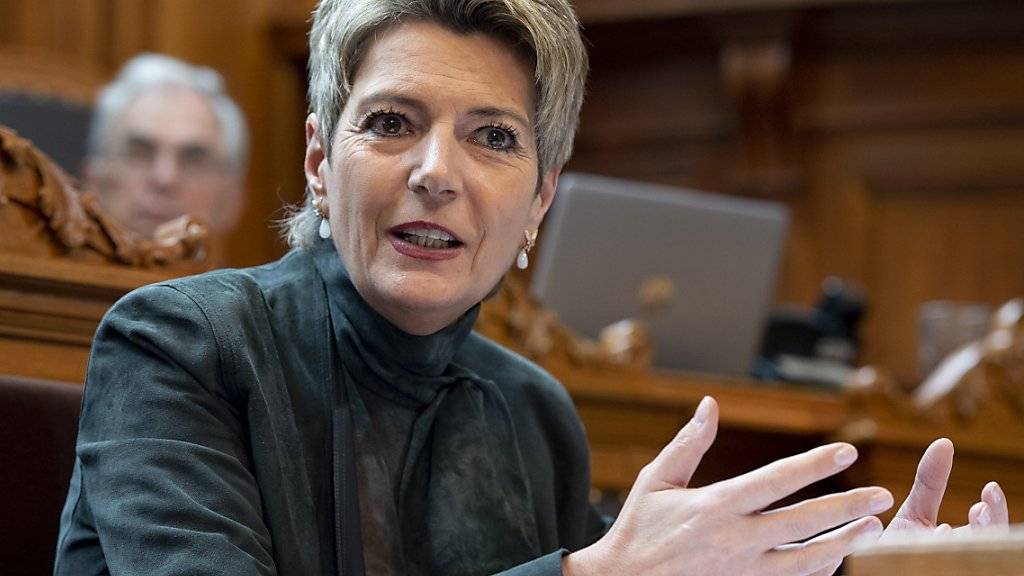 «Man müsste nur die Gesetze anwenden»: Justizministerin Karin Keller-Sutter (FDP) nimmt im Kampf gegen Hooligans die Städte und Kantone in die Pflicht. (Archivbild)