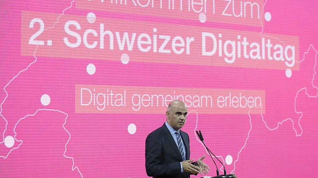 Bundespräsident Alain Berset spricht im Zürcher Hauptbahnhof über die Chancen und Risiken der Digitalisierung anlässlich des schweizweiten Digitaltags.