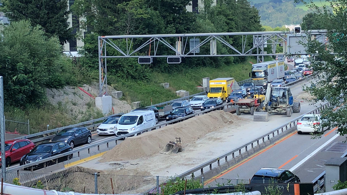 Eine Stunde Stau auf Stadtautobahn