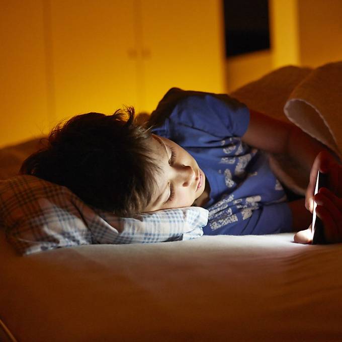 Umfrage: 60 Prozent nehmen ihr Smartphone mit ins Bett