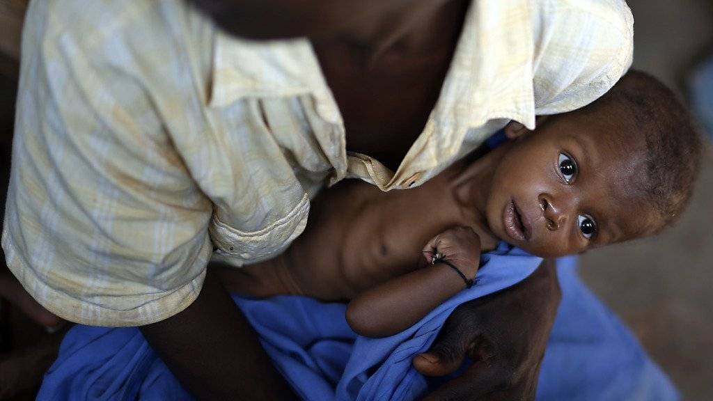 Eine Mutter wartet mit ihrem unterernährten Baby in einer Gesundheitsstation im zentralafrikanischen Bangui - die Hungersituation in der Zentralafrikanischen Republik wird im Welthungerindex als «gravierend» eingestuft. (Archiv)