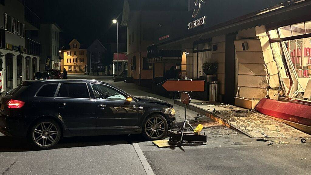 Eine 18-jährige Frau und ihre beiden 16- und 17-jährigen Beifahrerinnen blieben bei dem Unfall unverletzt.