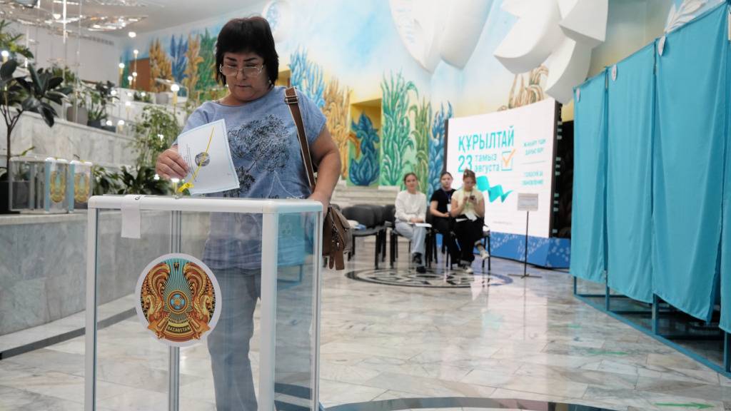 Eine Frau gibt bei vorgezogenen Parlamentswahlen in Almaty, Kasachstan, in einem Wahllokal ihre Stimme ab. Foto: Vladimir Tretyakov/AP/dpa