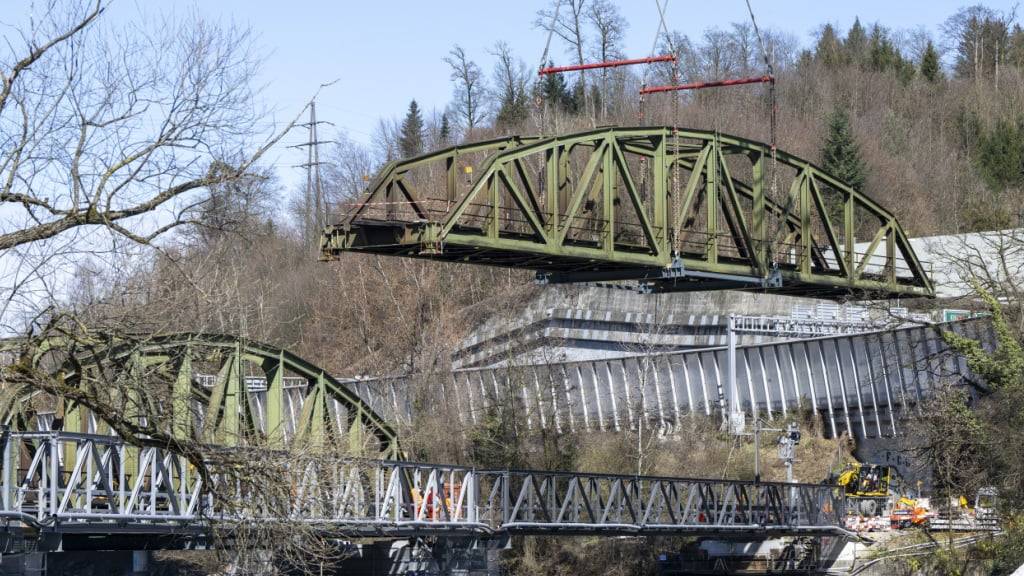 Im März 2025 wurden eine von drei Stahlkonstruktionen mit einem Raupenkran abgehoben und anschliessend abtransportiert. Die Brücke wird an bestimmten Wochenenden für weitere Arbeiten für den Bahnverkehr gesperrt. (Archivbild)