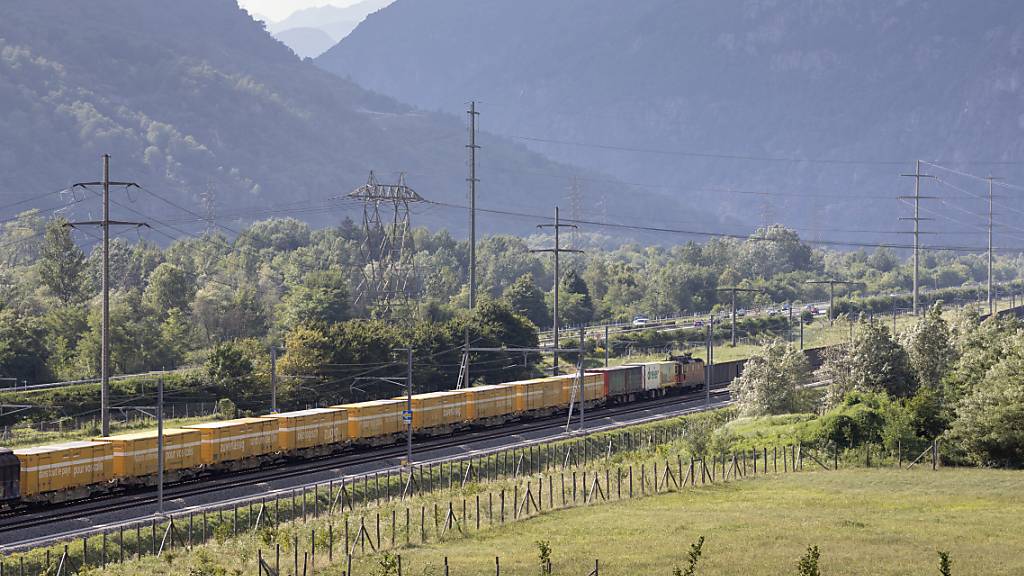 Der Güterverkehr durch die Alpen soll vermehrt auf der Schiene erfolgen. Das Parlament hat den Zahlungsrahmen dafür um mehrere hundert Millionen Franken erhöht. (Archivbild)