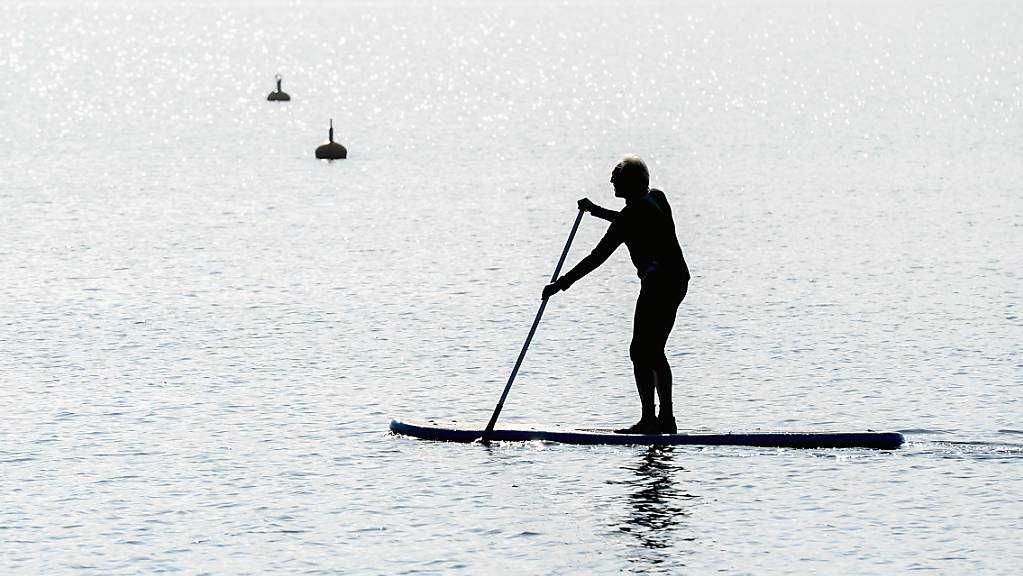 Im österreichischen Teil des Bodensees wird ein Stand-up-Paddler vermisst. Die Polizei geht davon aus, dass er ertrunken ist. (Symbolbild)