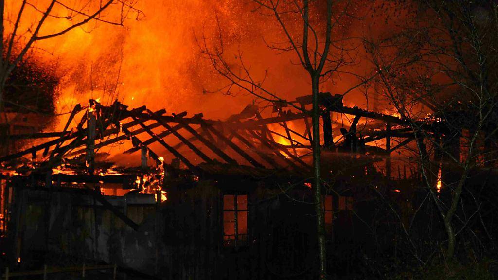Meterhohe Flammen: Eine alte Sägerei in Welschenrohr SO ist in der Nacht auf Freitag vollständig zerstört worden.