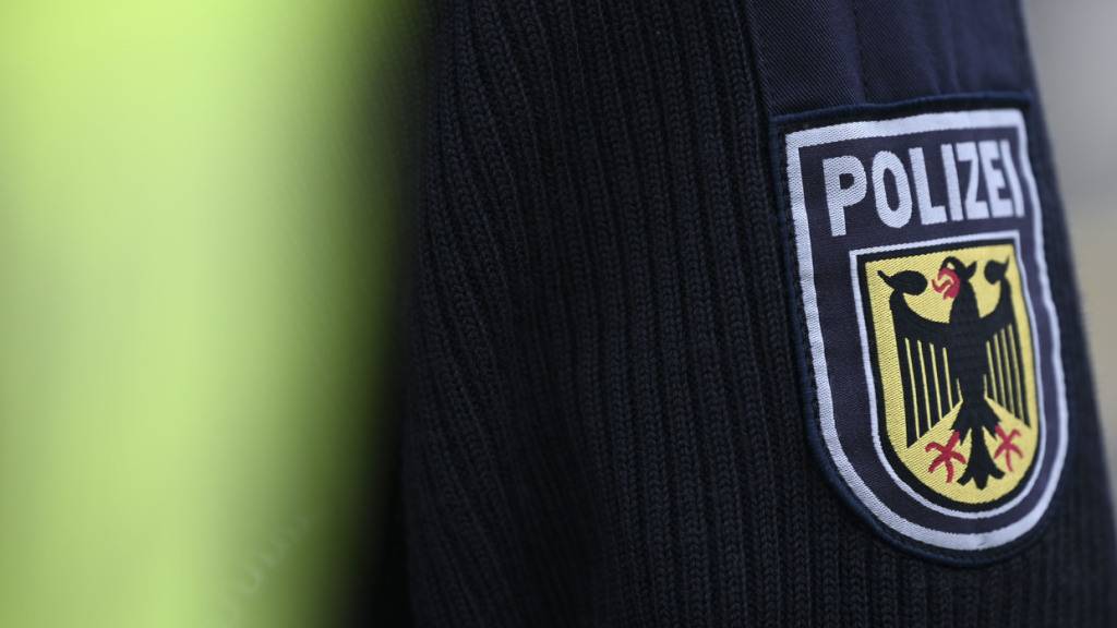 ARCHIV - Blick auf das Wappen der Bundespolizei auf einem Ärmel einer Uniform. Foto: Katharina Kausche/dpa