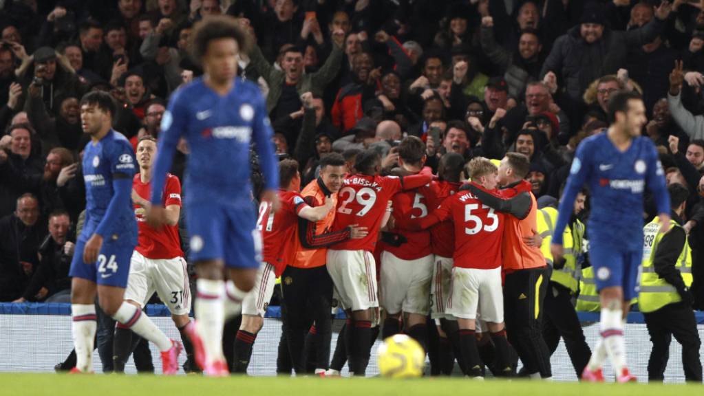 Manchester United feiert an der Stamford Bridge während die Spieler von Chelsea enttäuscht von dannen ziehen