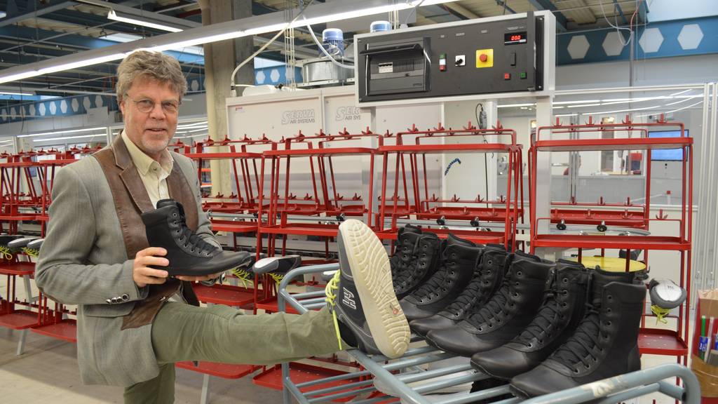 Karl Müller in der kybun-Schuhproduktion in Sennwald: Aktuell stehen wegen den Verkaufseinschränkungen alle Maschinen und Roboter still.