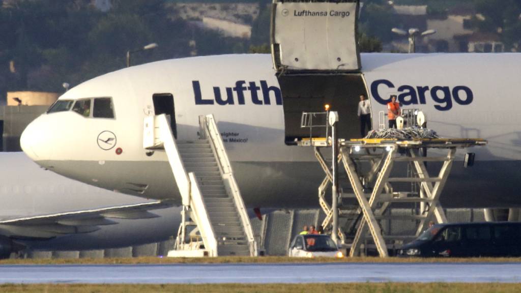 Ein Frachtflugzeug der Lufthansa hat 80 Tonnen Früchte und Gemüse nach Grossbritannien transportiert, weil wegen Grenzschliessungen in Frankreich tausende Lastwagen ihr Ziel nicht anfahren können. (Symbolbild)