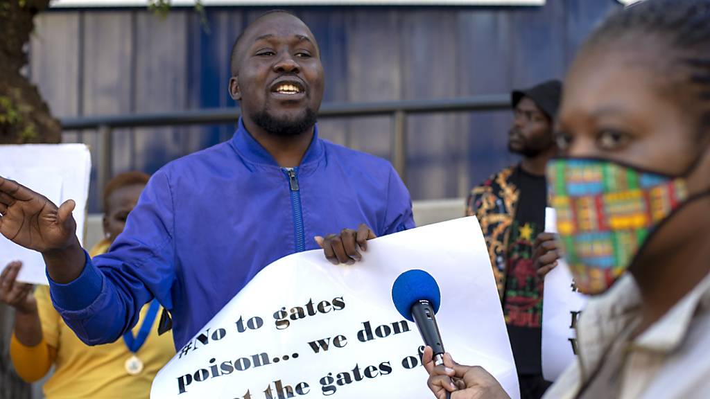 Teilnehmer einer Demonstration protestieren gegen eine Covid-19-Studie vor der Witwatersrand-Universität. In der Studie wird nach einem möglichen Impfstoff geforscht.