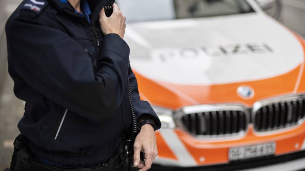 Die Kantonspolizei ermittelte Jugendliche, die in einem Schulhaus in Flawil eine Flüssigkeit anzündeten. (Symbolbild)