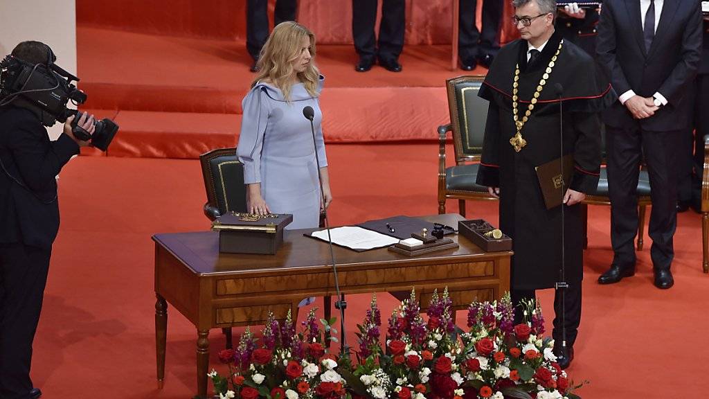 Die neue slowakische Präsidentin Zuzana Caputova hat ihr Amt offiziell angetreten. Sie löst Andrej Kiska ab (rechts im Hintergrund). (Vaclav Salek/CTK via AP)