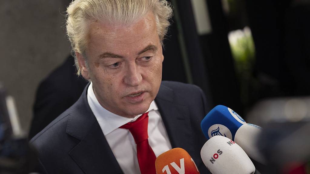 ARCHIV - Geert Wilders, Vorsitzender der rechtsextremen Partei PVV, spricht mit Journalisten. Foto: Peter Dejong/AP/dpa