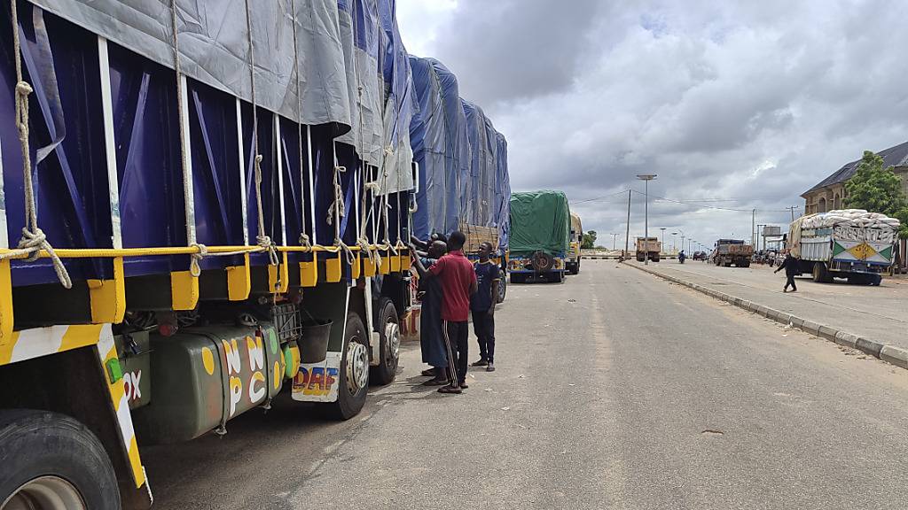 Lastwagen stehen an der Grenze zwischen Nigeria und Niger. Foto: Mohammed Babangida/AP/dpa