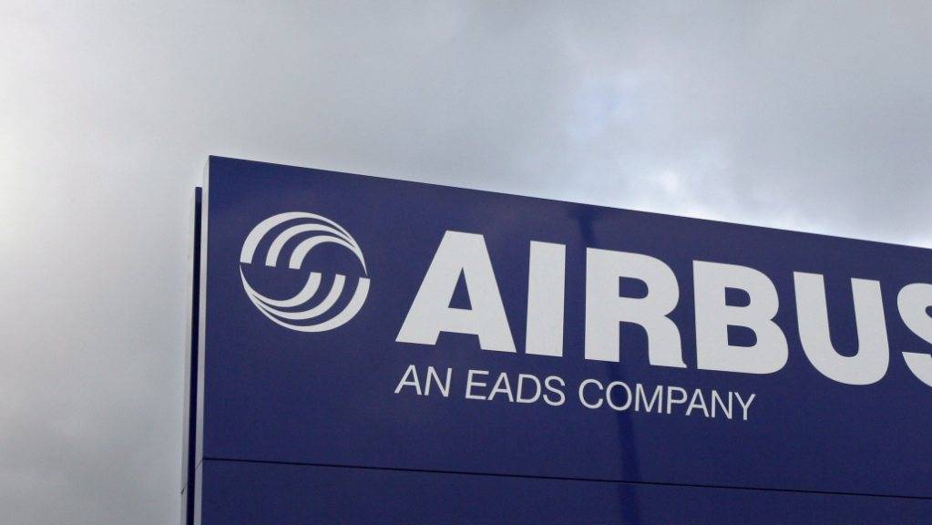 Der Flugzeugbauer Airbus plant wegen der Luftfahrt-Krise weltweit 15'000 Stellenstreichungen. Das teilte der Flugzeugbauer am Dienstagabend mit.