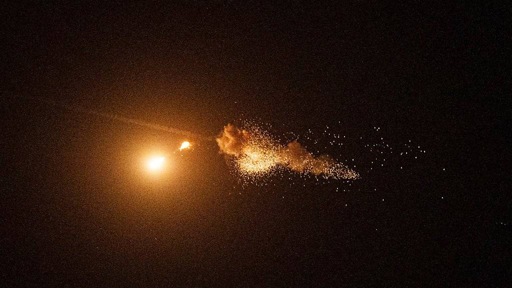 ARCHIV - Die ukrainische Luftabwehr fängt eine Shahed-Drohne während eines russischen Luftangriffs auf die Hauptstadt in Kiew. Foto: Evgeniy Maloletka/AP/dpa