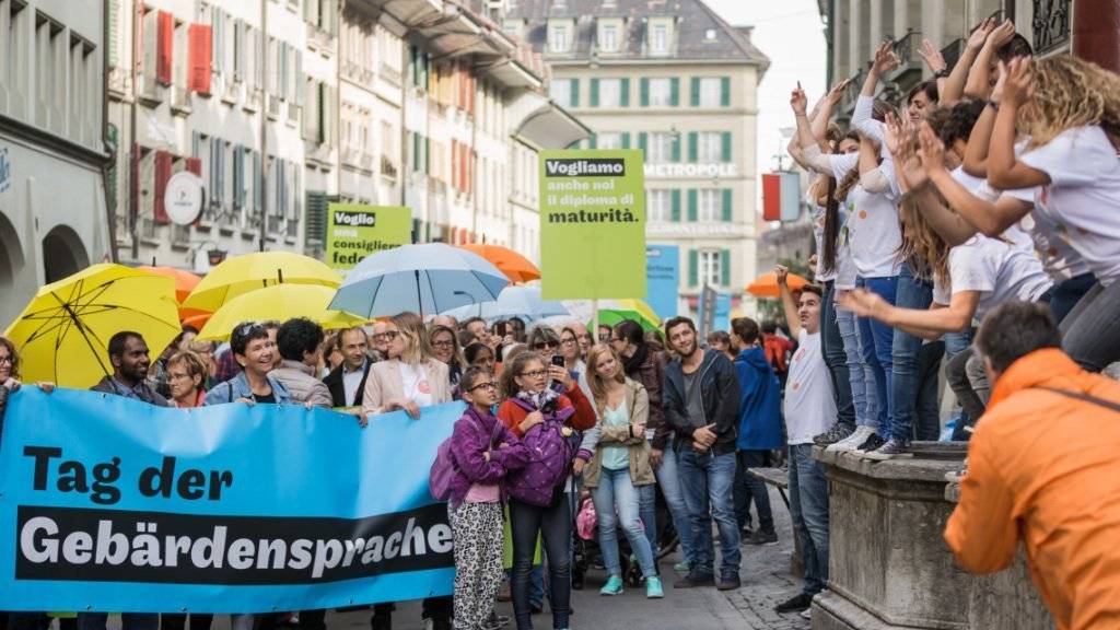 Am Tag der Gebärdensprache haben am Samstag in St.Gallen zahlreiche Gehörlose für ihr Recht auf Arbeit demonstriert.