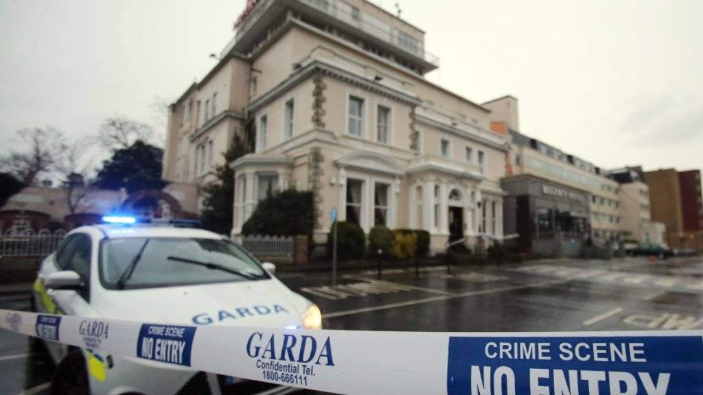 Ein Polizeiauto vor dem Regency-Hotel in Dublin, wo Unbekannte auf Boxfans geschossen und einen Mann getötet haben.